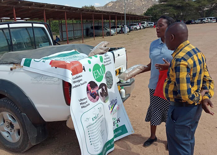 feedpro staff explaining the benefits of using EM.1 feedpro staff explaining the benefits of using EM.1